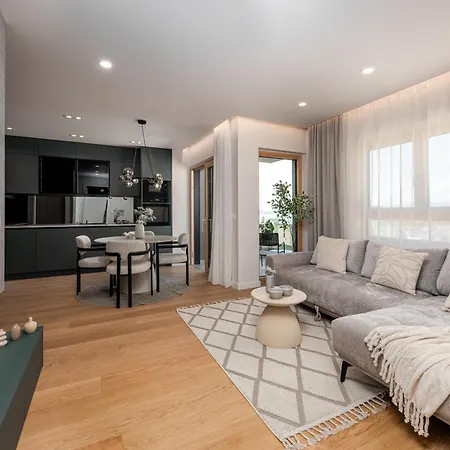 Luxury Marie With Garage Included *
