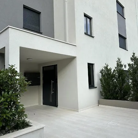 Luxury Marie With Garage Included